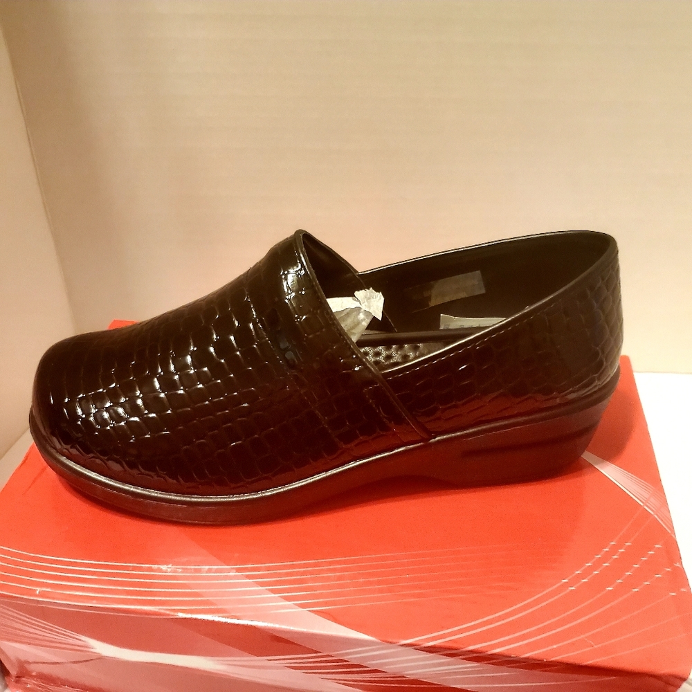 New in Box Rasolli Debby Croco Texture Clogs Black
